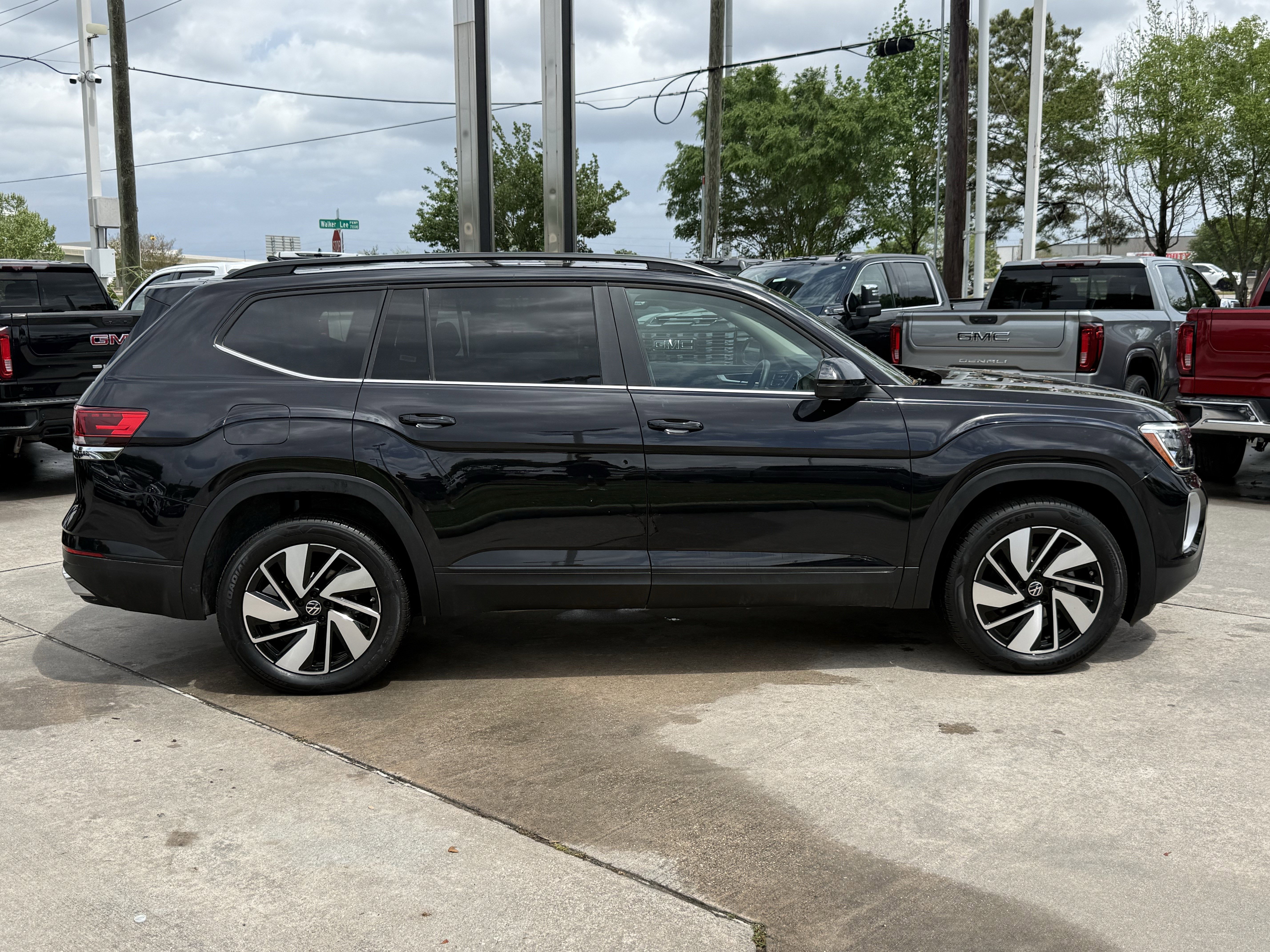 Used 2025 Volkswagen Atlas SE image 3
