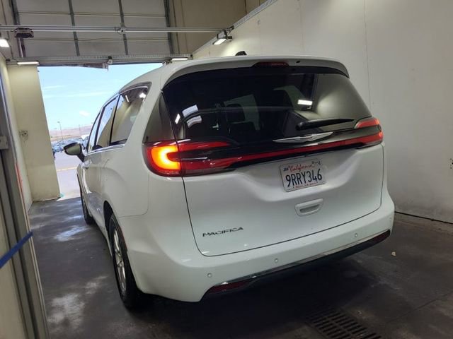 Used 2025 Chrysler Pacifica Select FWD image 3