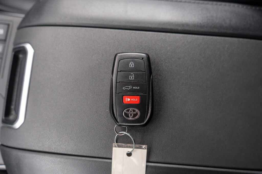 Used 2024 Toyota Highlander XLE AWD/4WD image 33