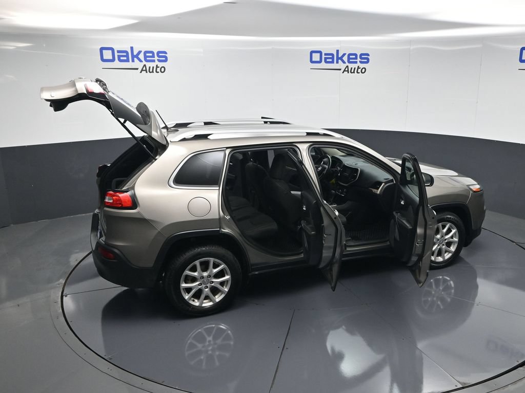 Used 2017 Jeep Cherokee Latitude w/ Cold Weather Group FWD image 54