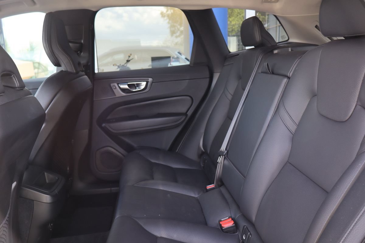 Used 2022 Volvo XC60 B5 Momentum AWD/4WD image 15