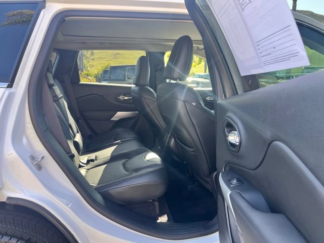 Used 2017 Jeep Cherokee Overland w/ Technology Group FWD image 32
