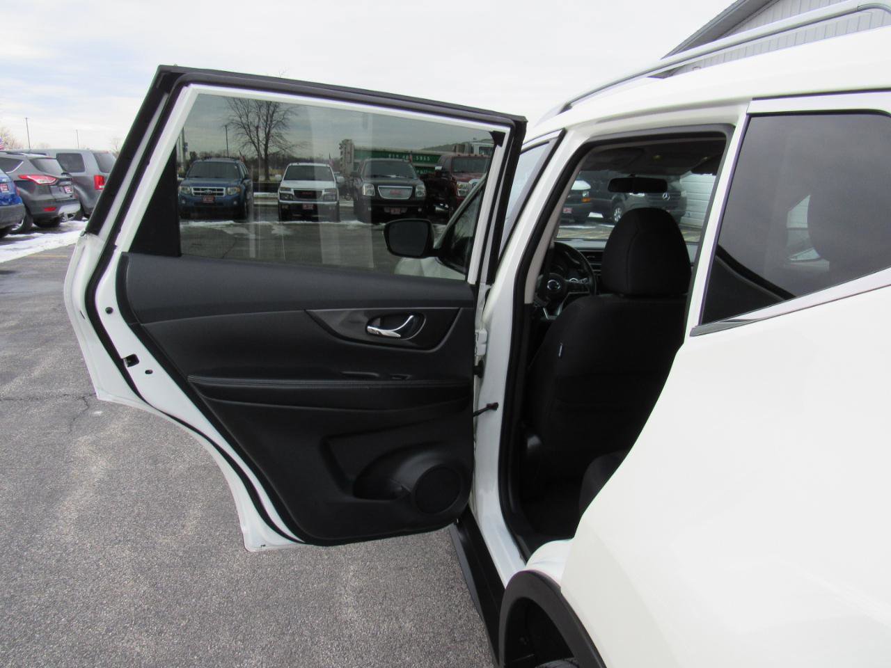Used 2018 Nissan Rogue SV image 29