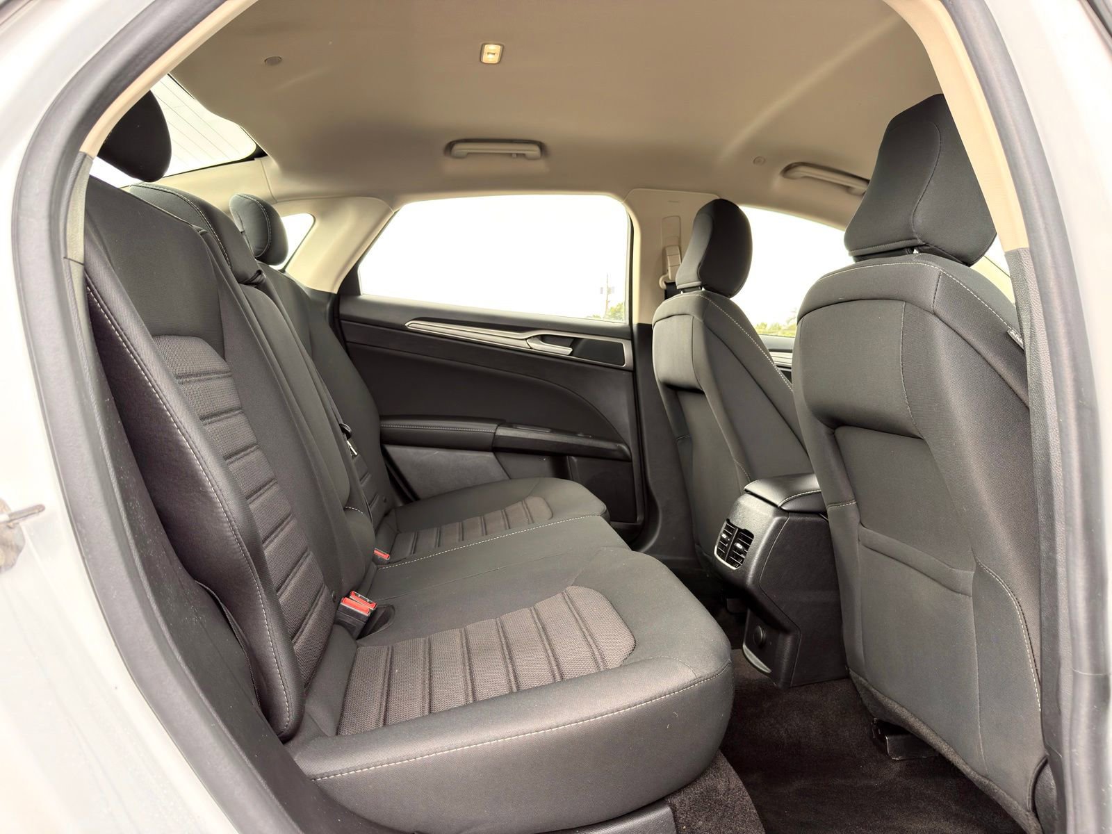 Used 2020 Ford Fusion SE FWD image 16