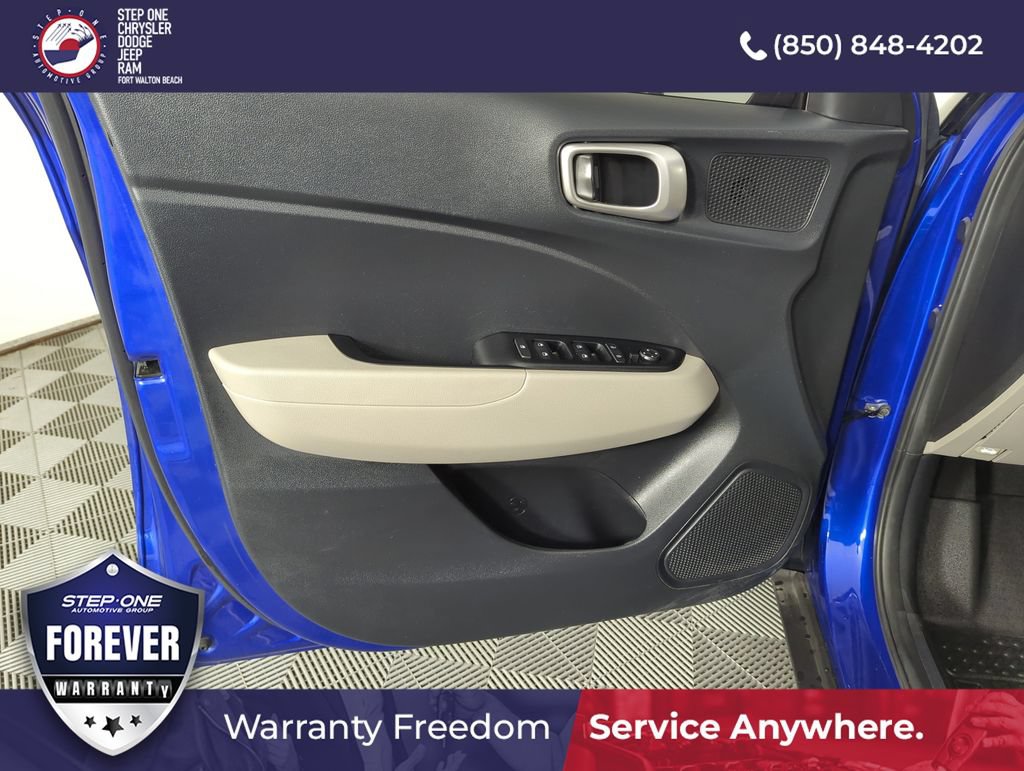 Used 2023 Hyundai Venue SEL FWD image 17