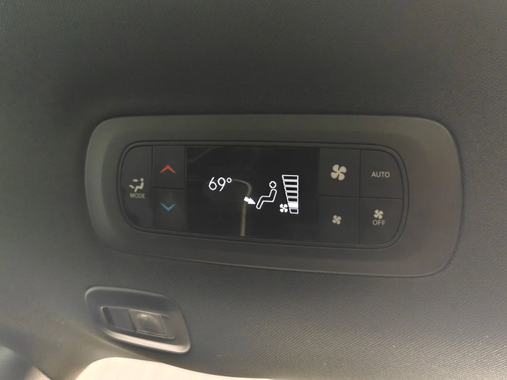 Used 2025 Chrysler Pacifica Limited image 33