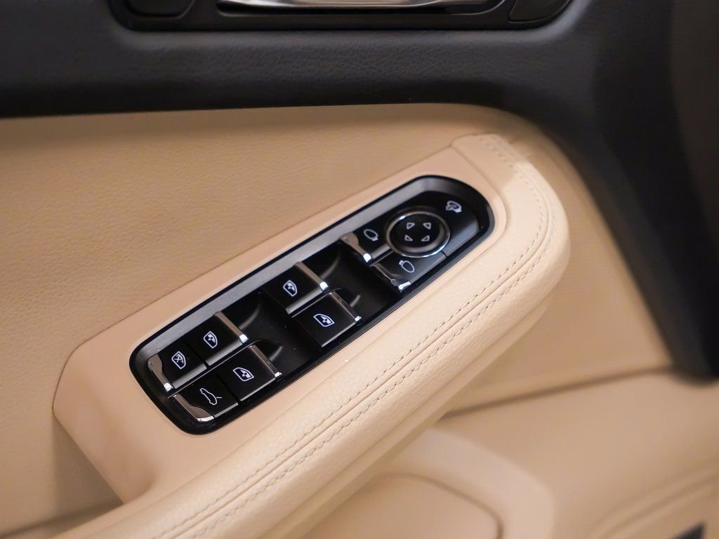 Certified 2022 Porsche Macan image 23