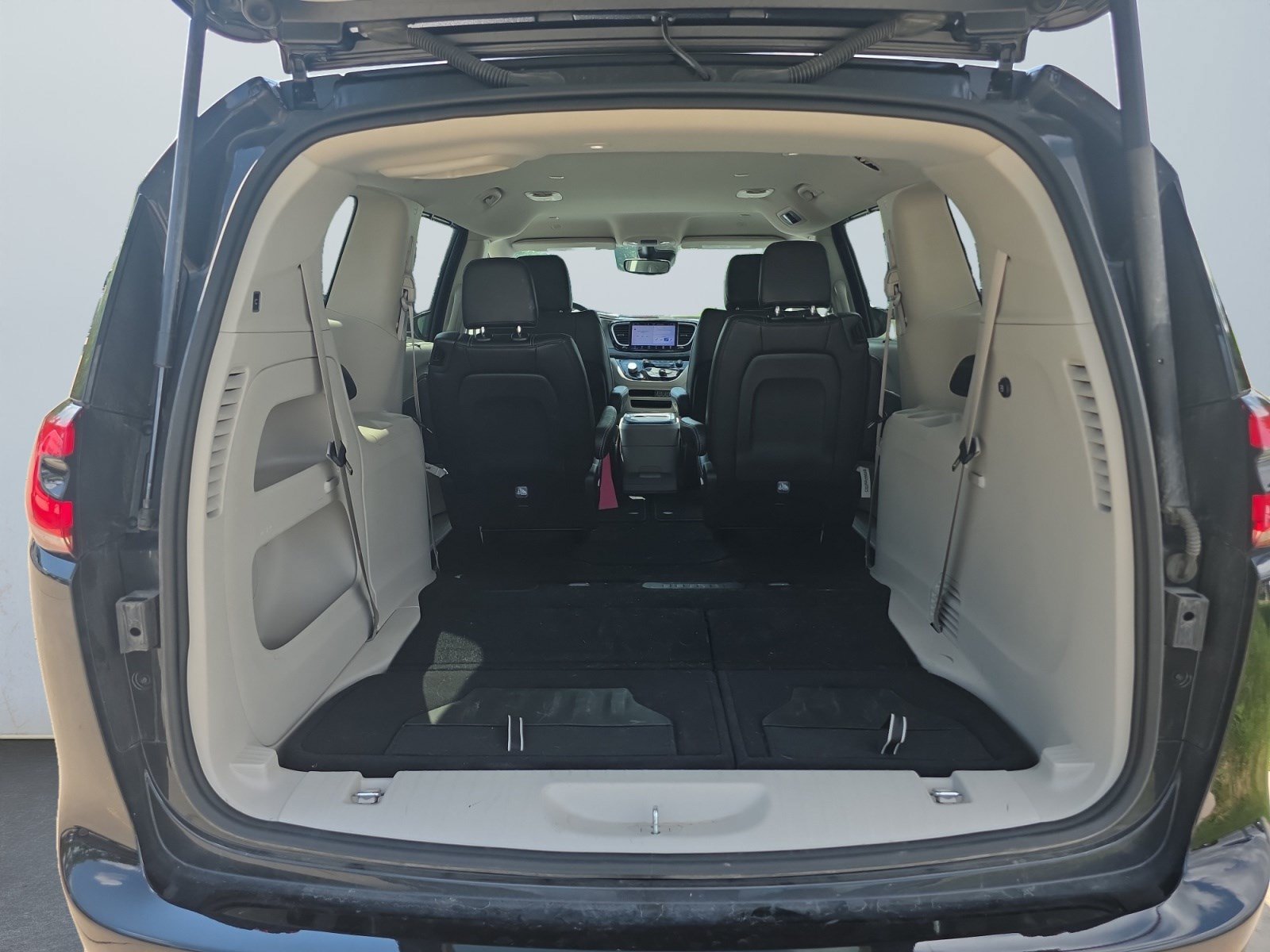 Used 2023 Chrysler Pacifica Touring-L AWD/4WD image 16