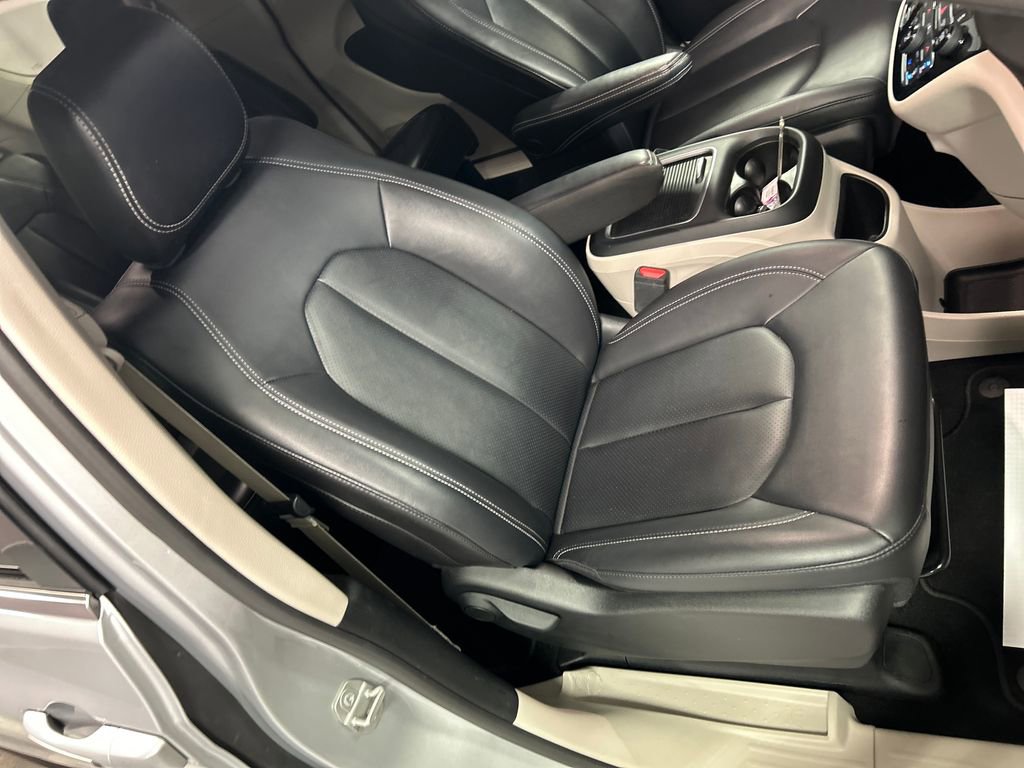Used 2024 Chrysler Pacifica Touring-L image 26
