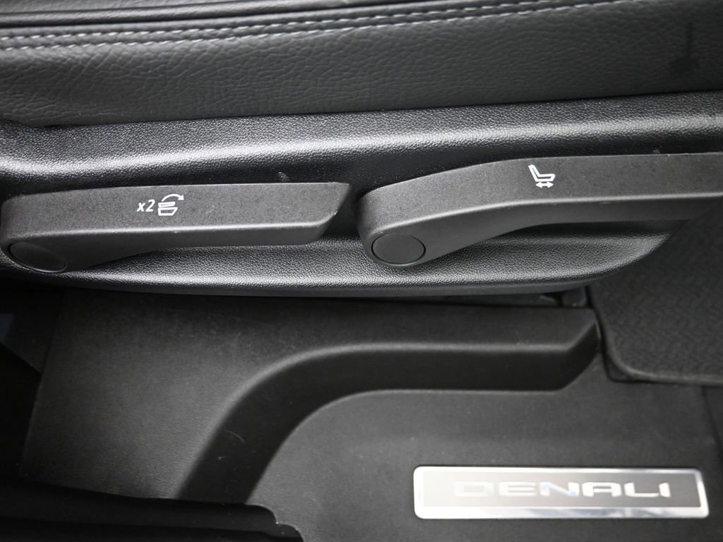Used 2025 GMC Yukon Denali image 9
