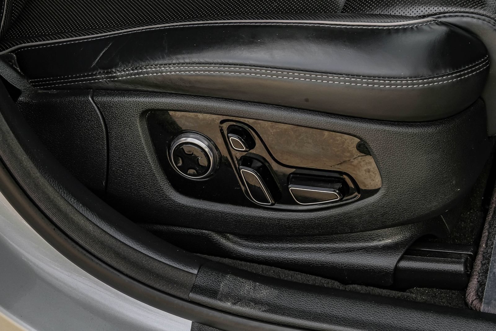 Used 2019 Genesis G90 5.0 Ultimate RWD image 38