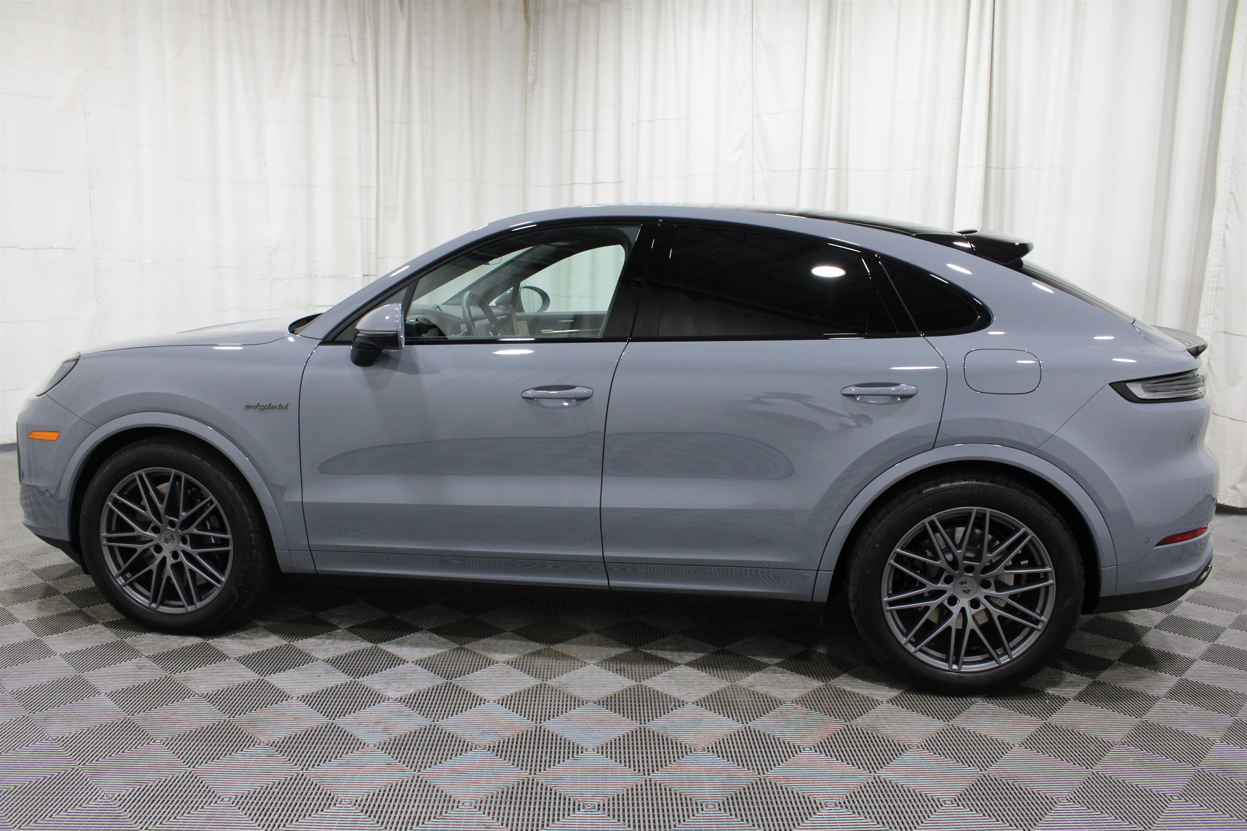 Used 2025 Porsche Cayenne Turbo AWD/4WD image 36
