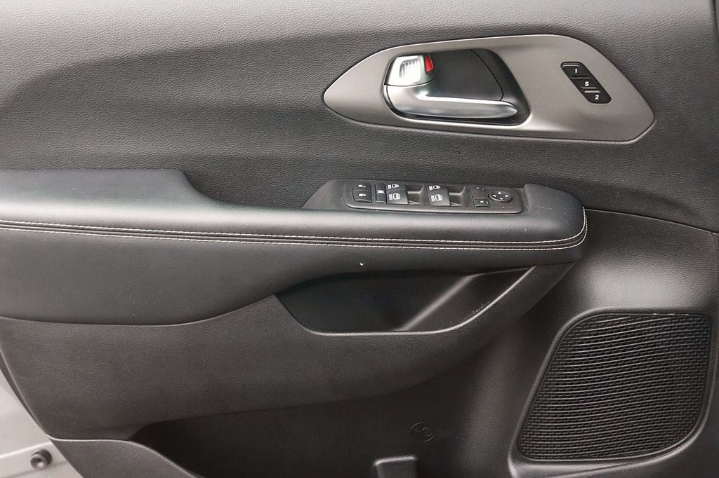 Used 2025 Chrysler Pacifica Select FWD image 9