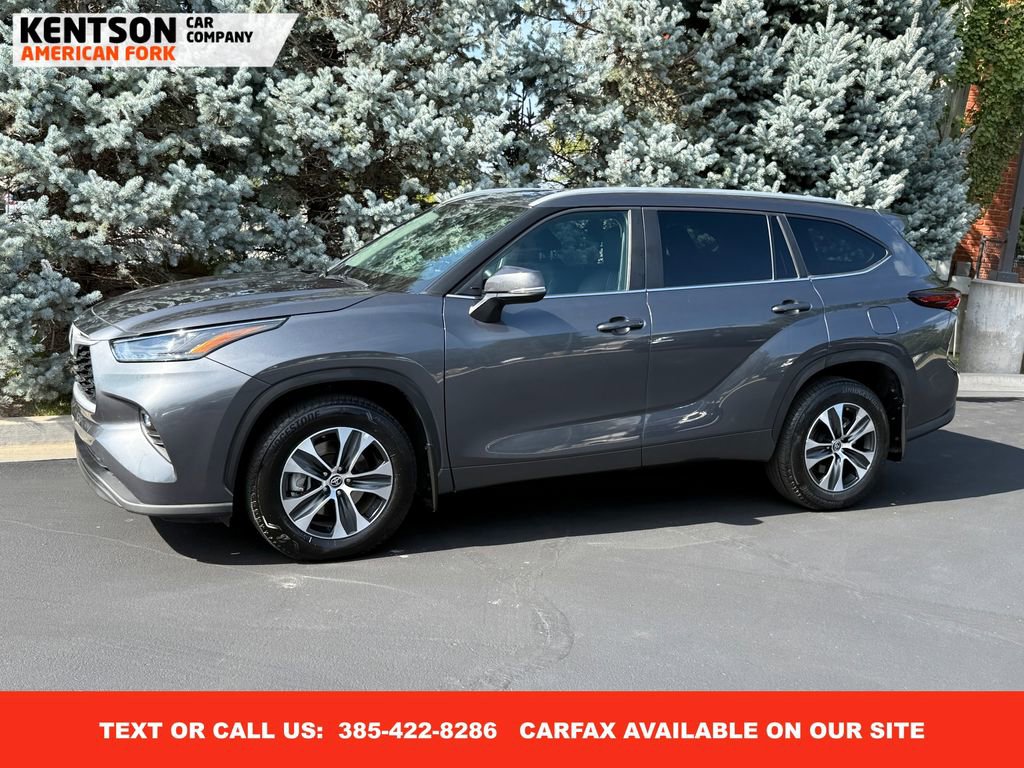 Used 2025 Toyota Highlander XLE image 1