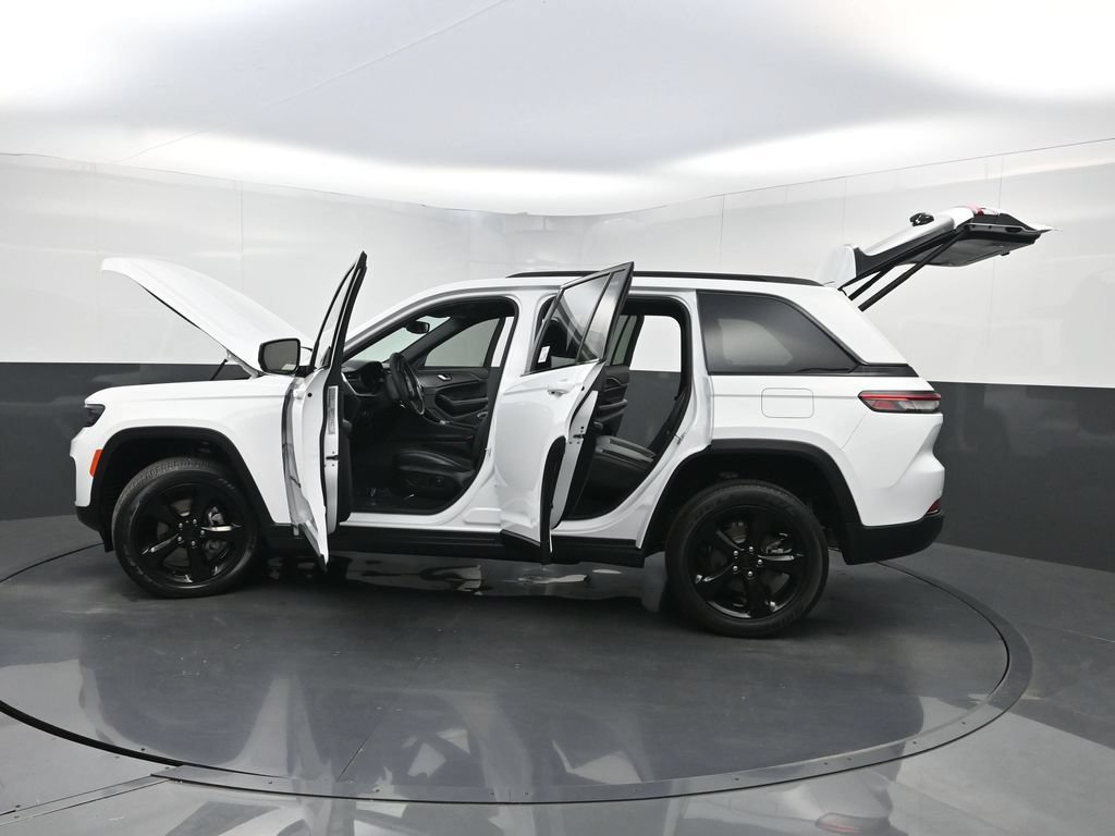 Used 2023 Jeep Grand Cherokee Altitude RWD image 38