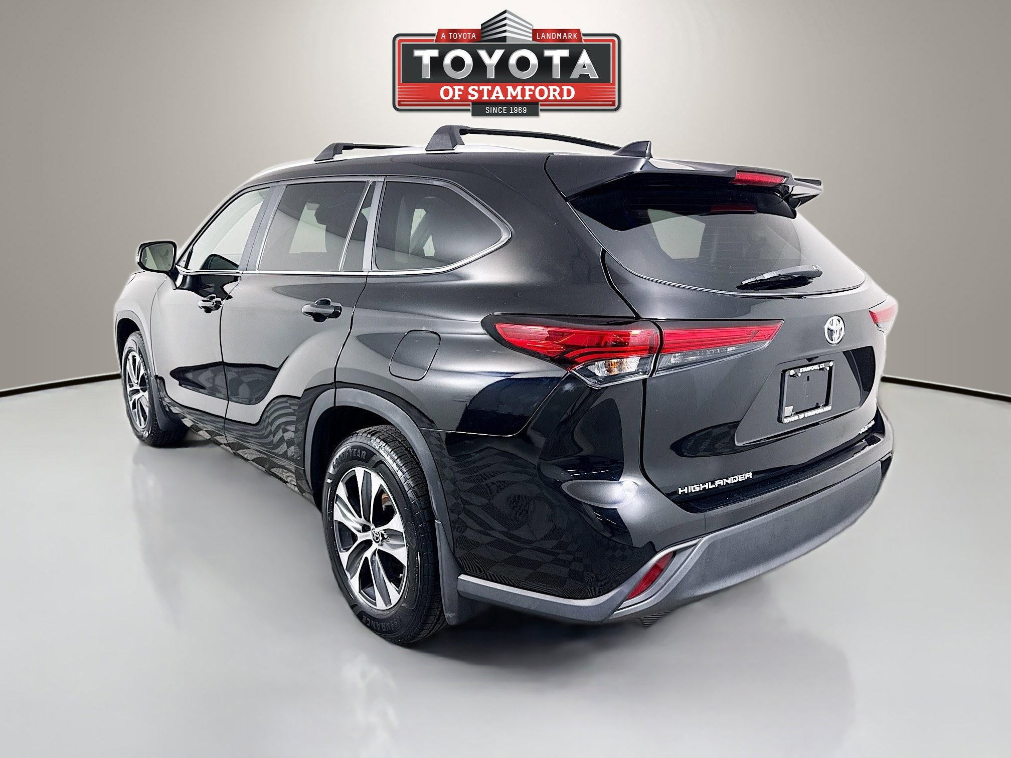 Used 2023 Toyota Highlander XLE AWD/4WD image 5