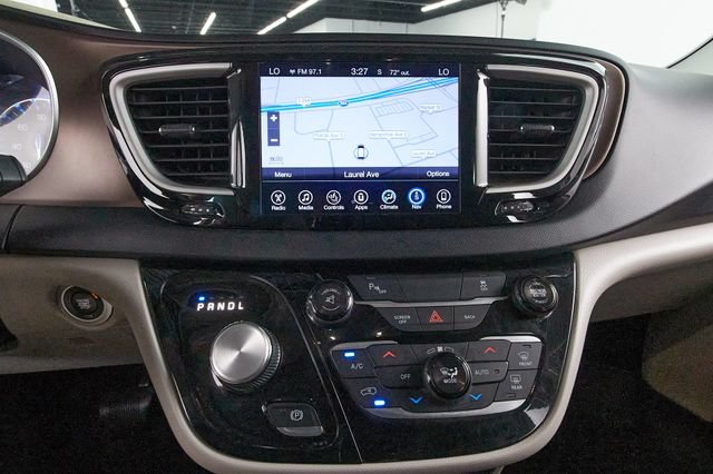 Used 2017 Chrysler Pacifica Touring-L FWD image 11