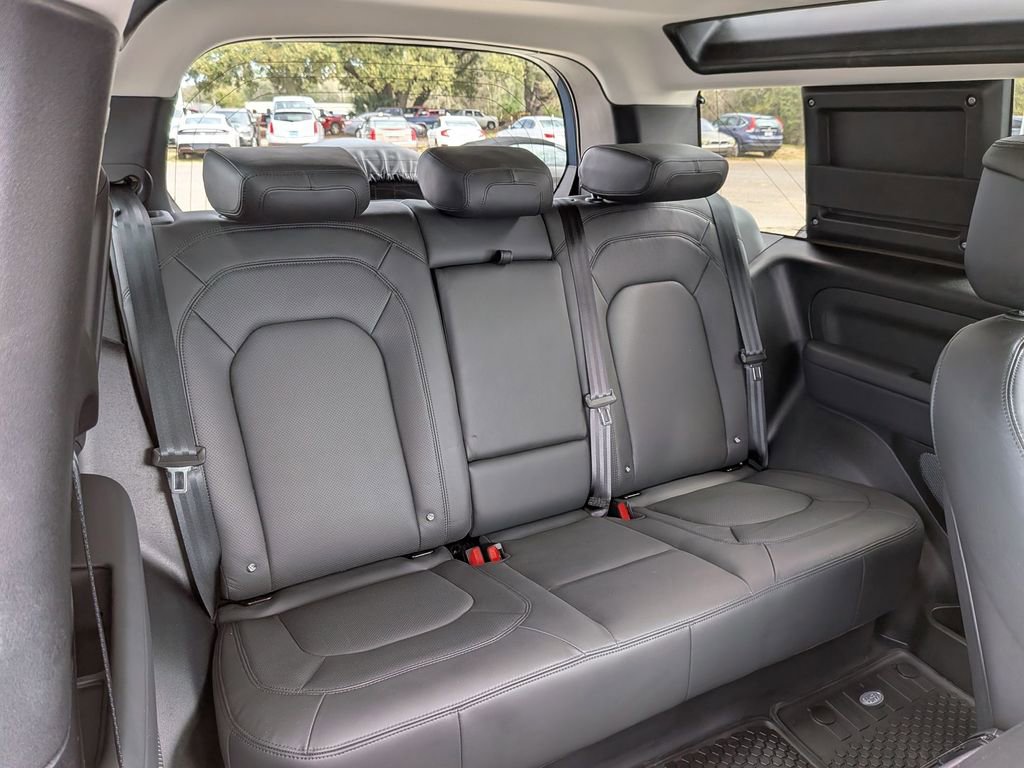 Used 2023 Land Rover Defender 90 S image 32