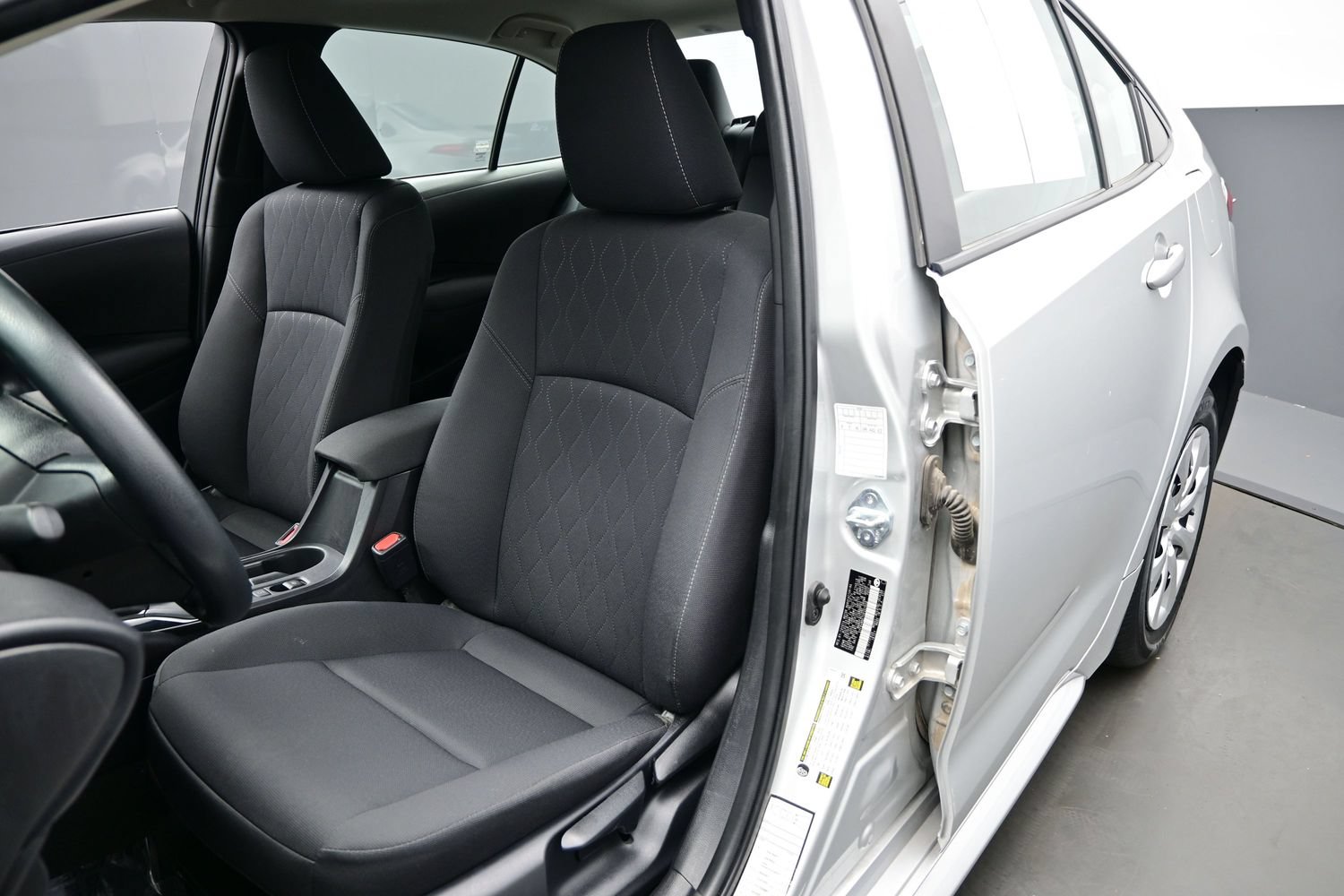 Used 2025 Toyota Corolla LE FWD image 11