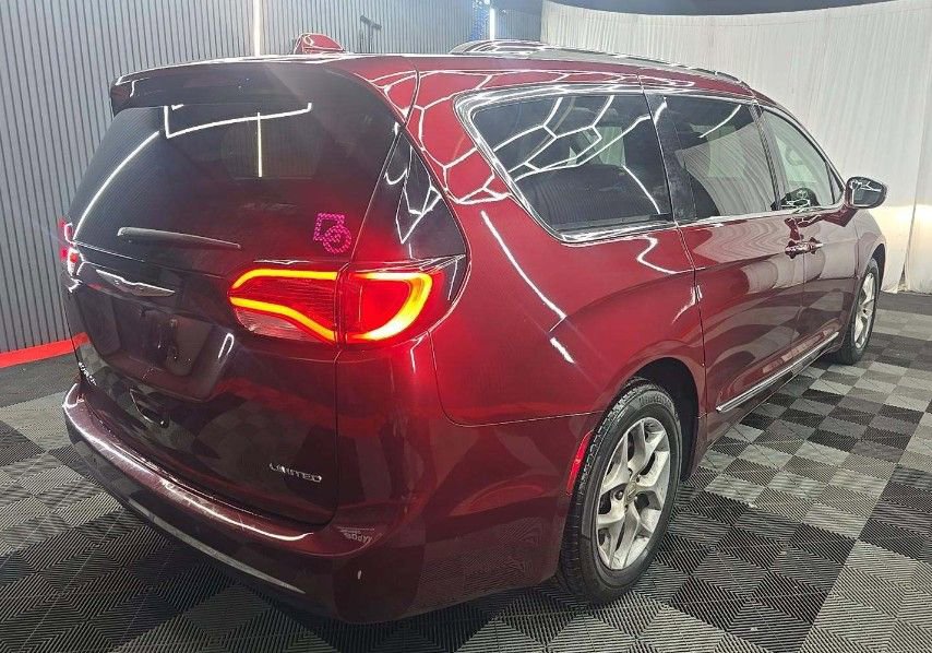 Used 2018 Chrysler Pacifica Limited FWD image 19