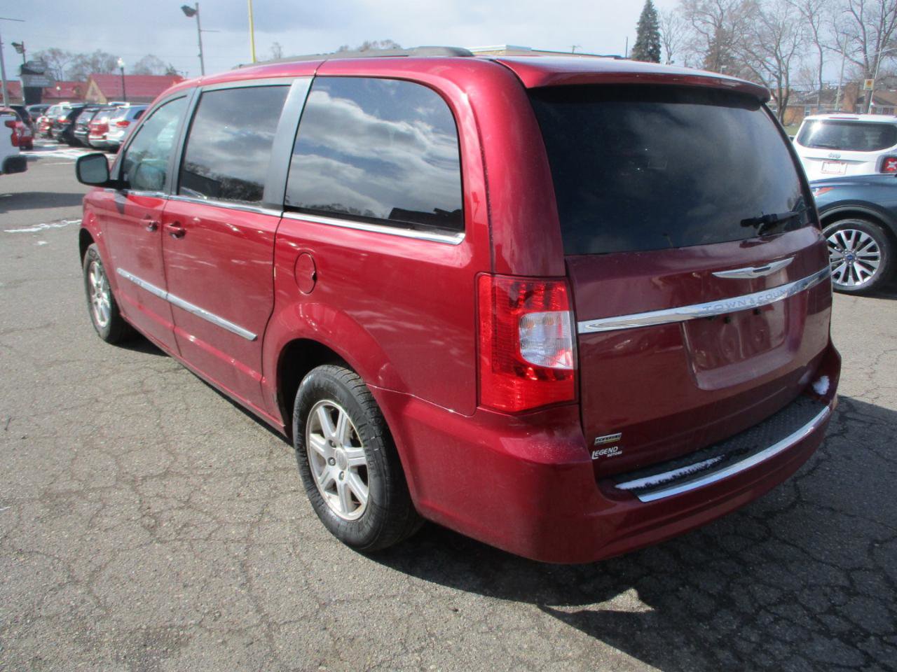 Used 2013 Chrysler Town & Country Touring image 4