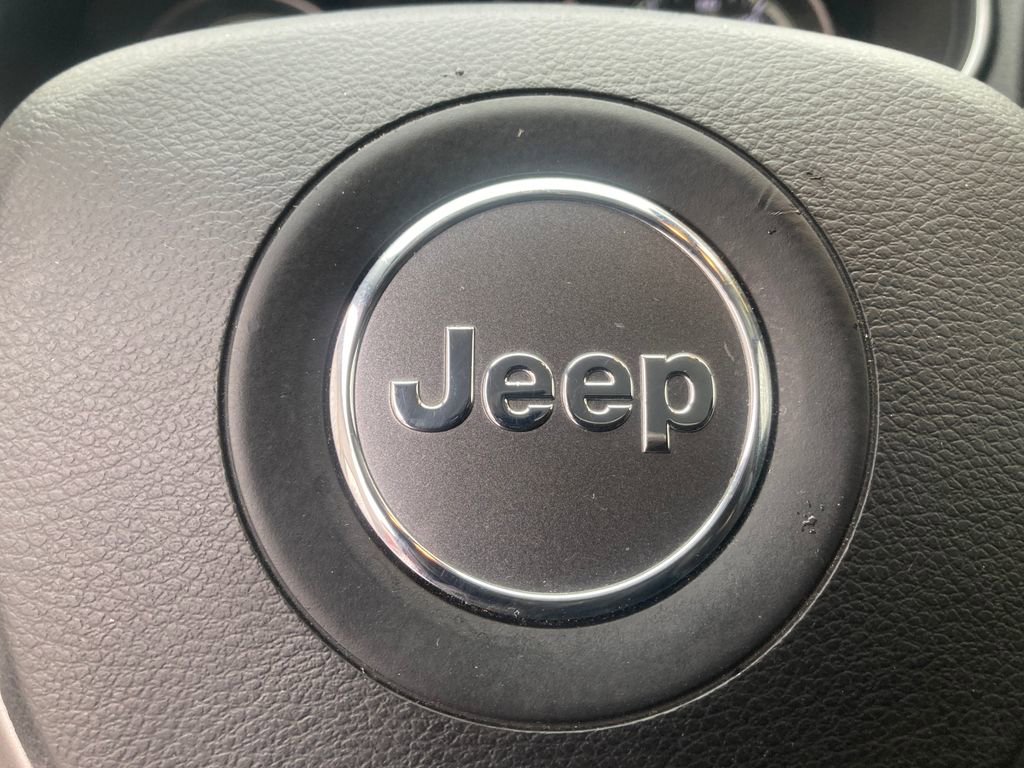 Used 2019 Jeep Cherokee Limited image 26