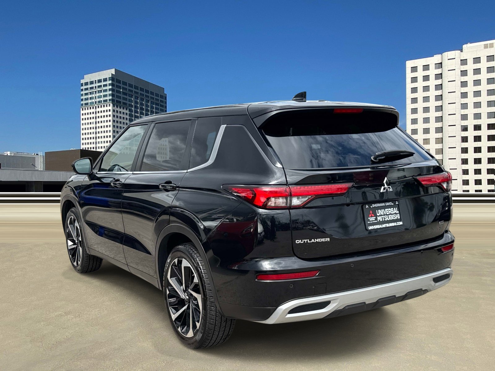 Used 2024 Mitsubishi Outlander FWD image 3