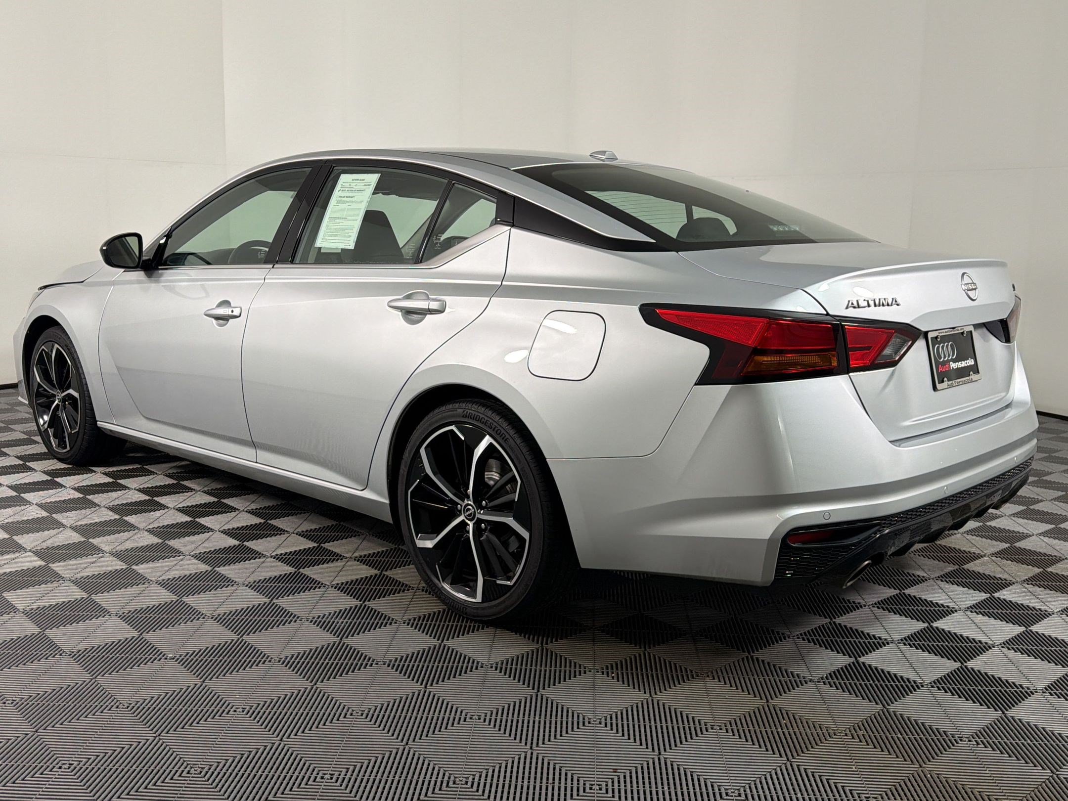 Used 2024 Nissan Altima 2.5 SR FWD image 2