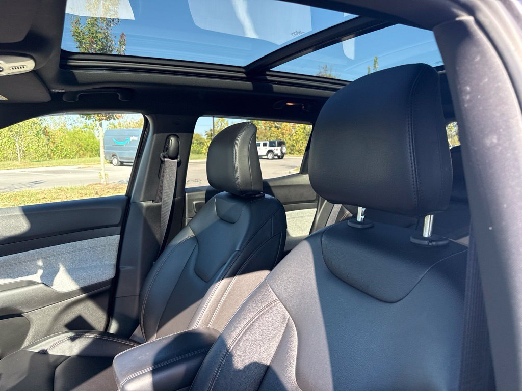Used 2024 Jeep Compass Latitude w/ Sun and Sound Group AWD/4WD image 24
