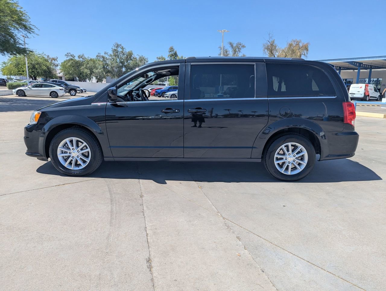 Used 2019 Dodge Grand Caravan SXT image 2