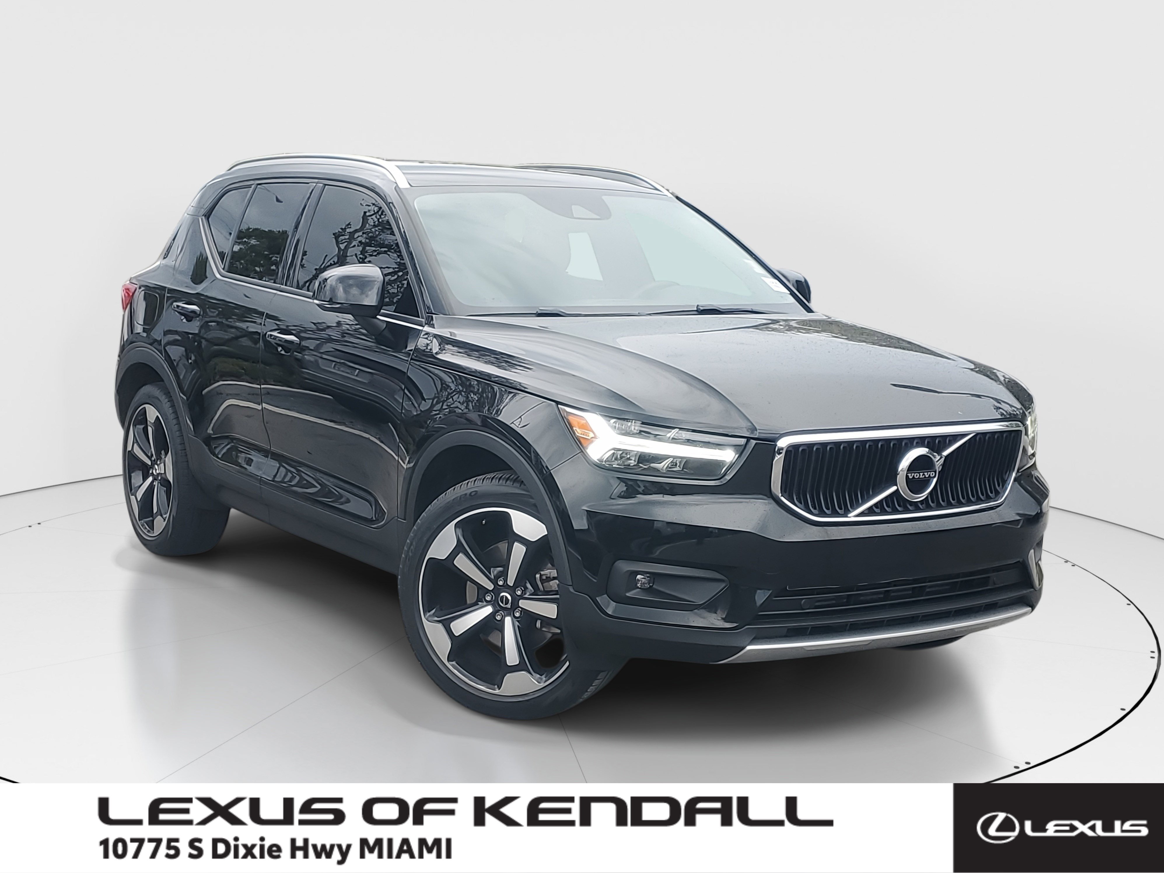 Used 2021 Volvo XC40 T4 Momentum w/ Protection Package Premier image 1