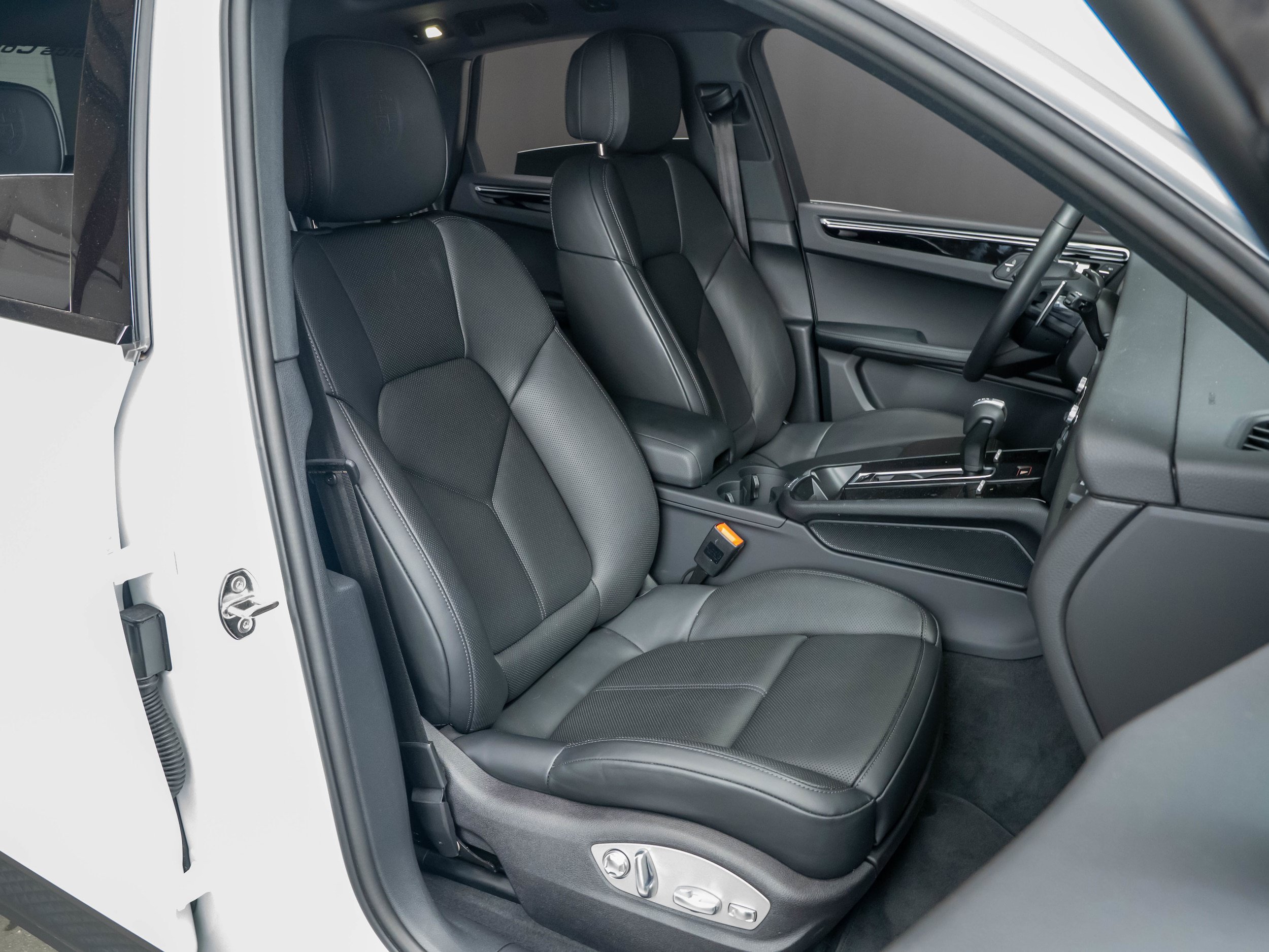 Certified 2026 Porsche Macan AWD/4WD image 30