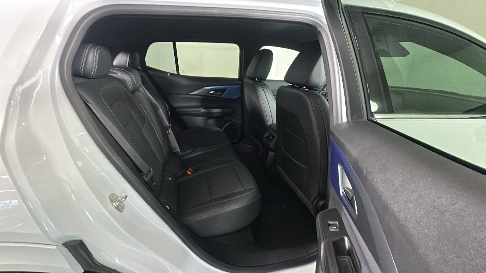 Used 2024 Chevrolet Equinox EV LT FWD image 36