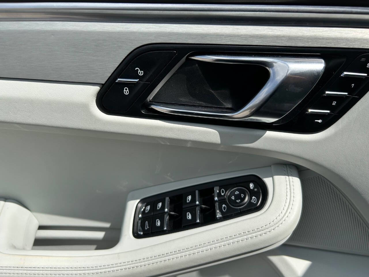 Used 2017 Porsche Macan Turbo image 25