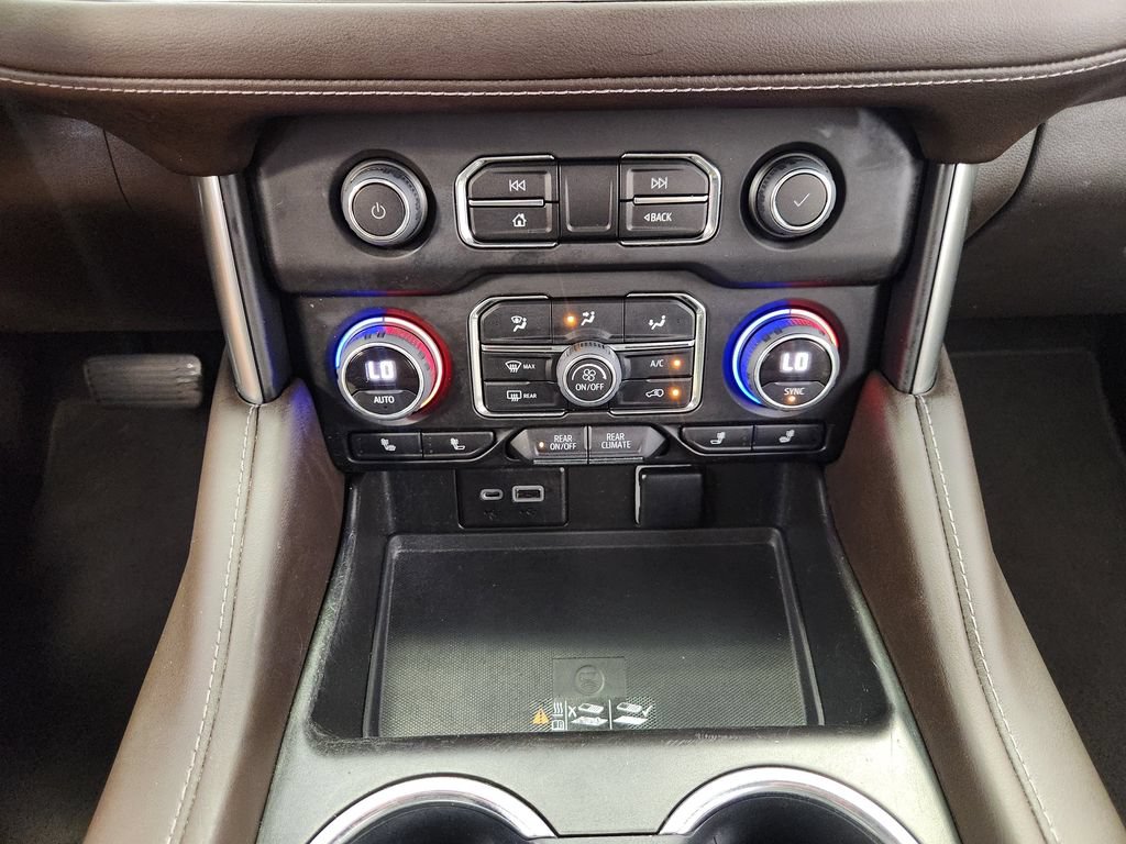 Used 2022 Chevrolet Suburban LT w/ Luxury Package RWD image 18