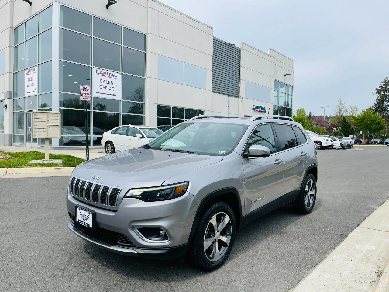Used 2019 Jeep Cherokee Limited image 2