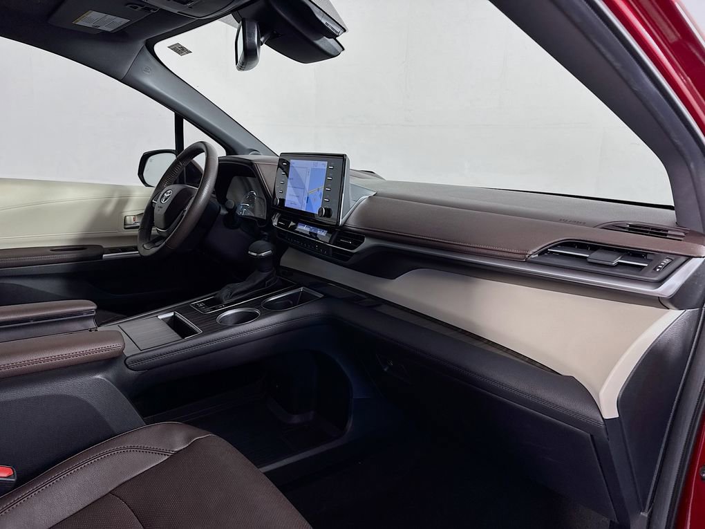 Used 2024 Toyota Sienna Platinum FWD image 35