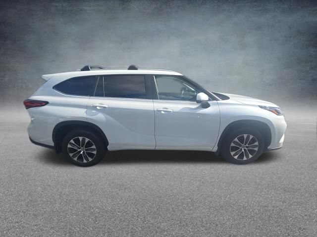 Used 2023 Toyota Highlander XLE AWD/4WD image 10