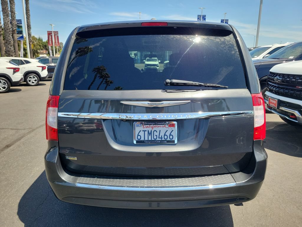 Used 2012 Chrysler Town & Country Touring FWD image 19