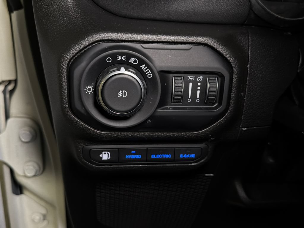 Used 2022 Jeep Wrangler Unlimited Sahara AWD/4WD image 28