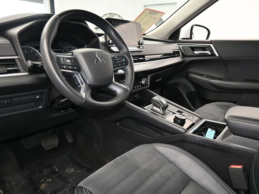 Used 2023 Mitsubishi Outlander SE image 13