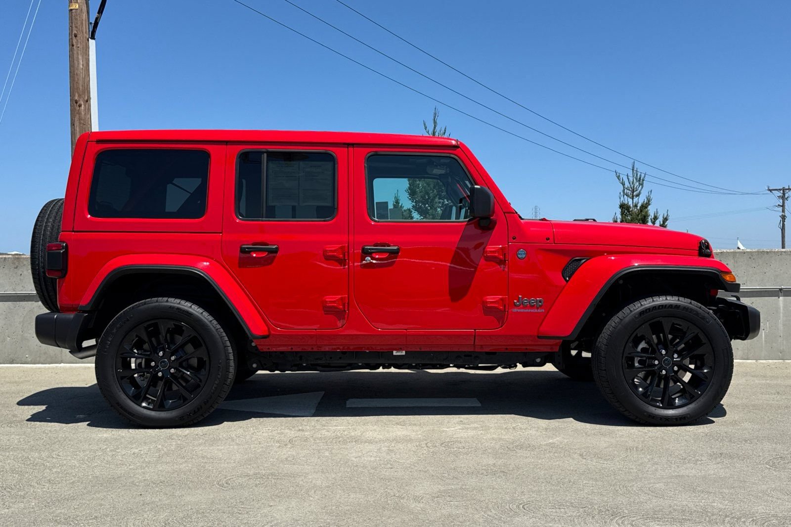 Used 2025 Jeep Wrangler Unlimited Sahara w/ Safety Group AWD/4WD image 3