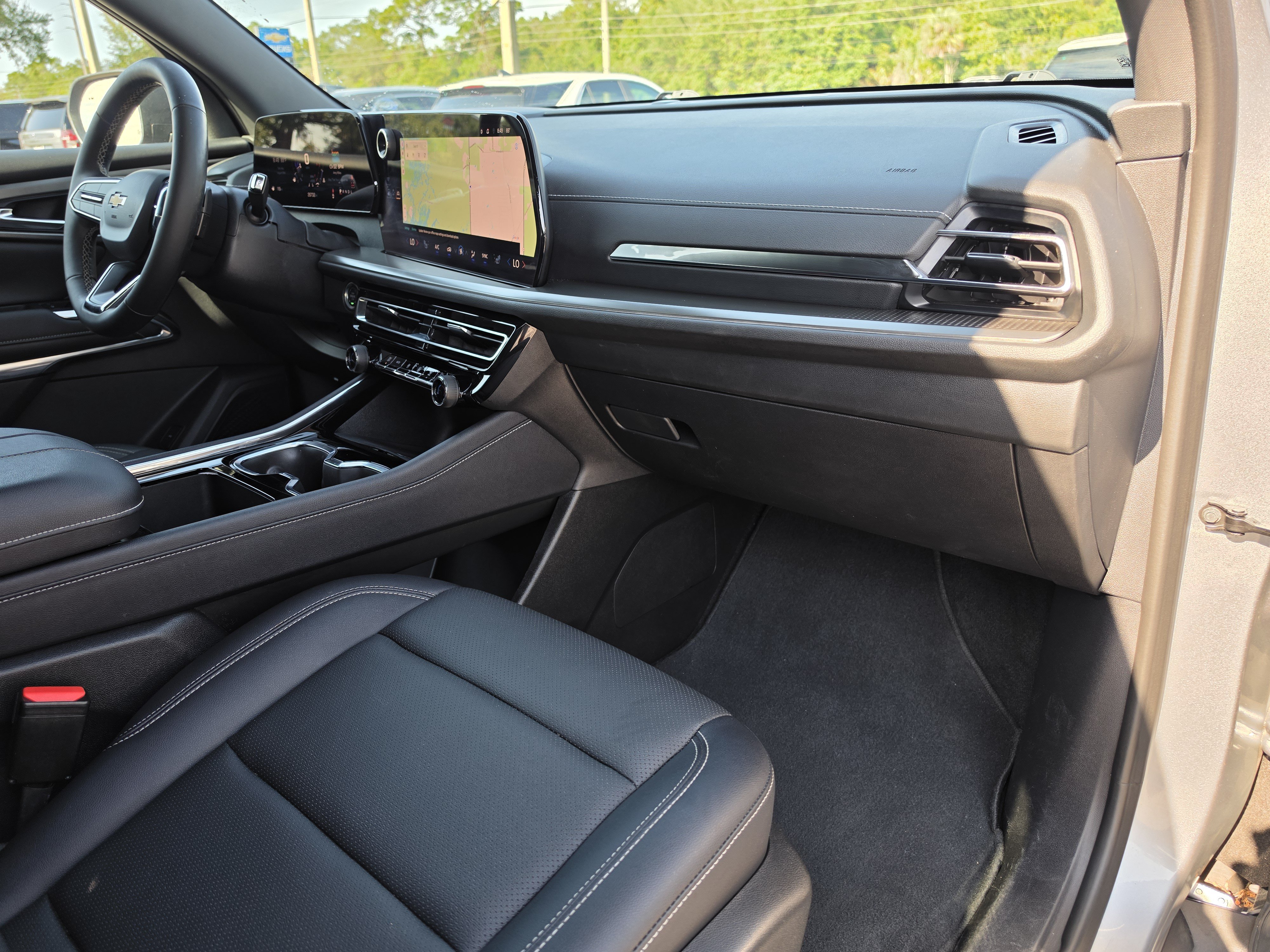 Used 2025 Chevrolet Traverse LT FWD image 17