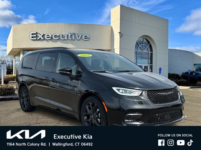 Used 2025 Chrysler Pacifica Limited FWD image 1