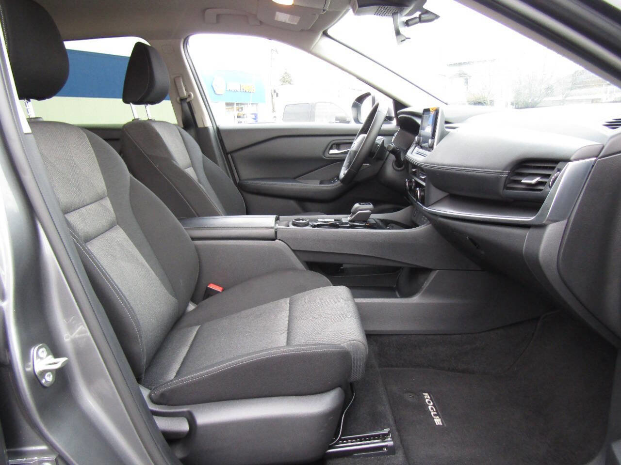 Used 2025 Nissan Rogue SV image 27