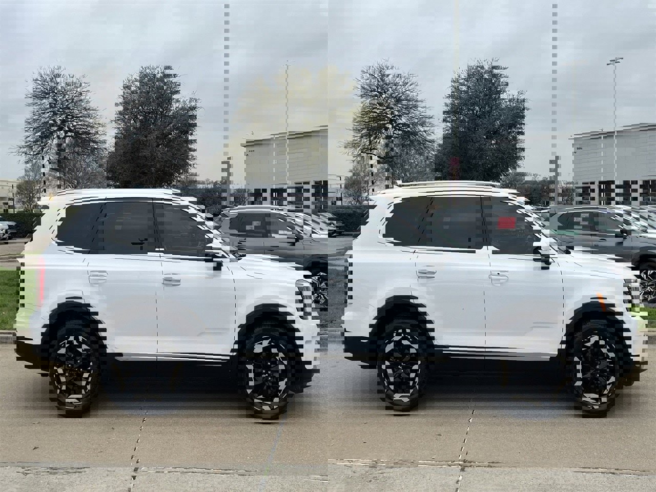 Used 2024 Kia Telluride S w/ S Sunroof Package image 3