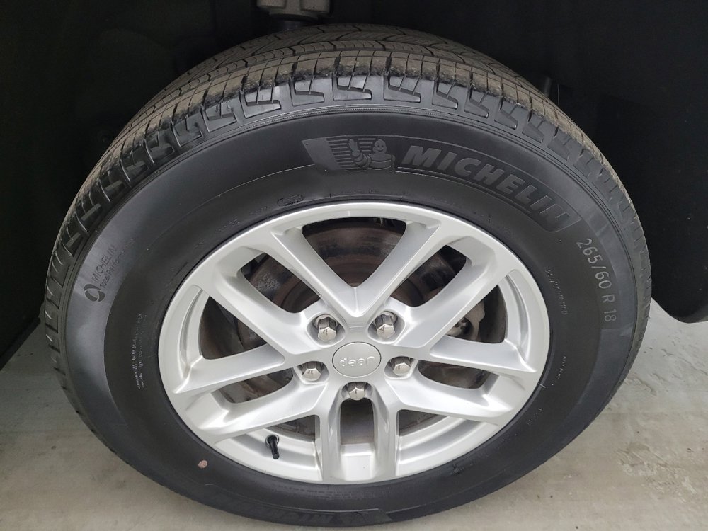 Used 2023 Jeep Grand Cherokee Laredo X image 31