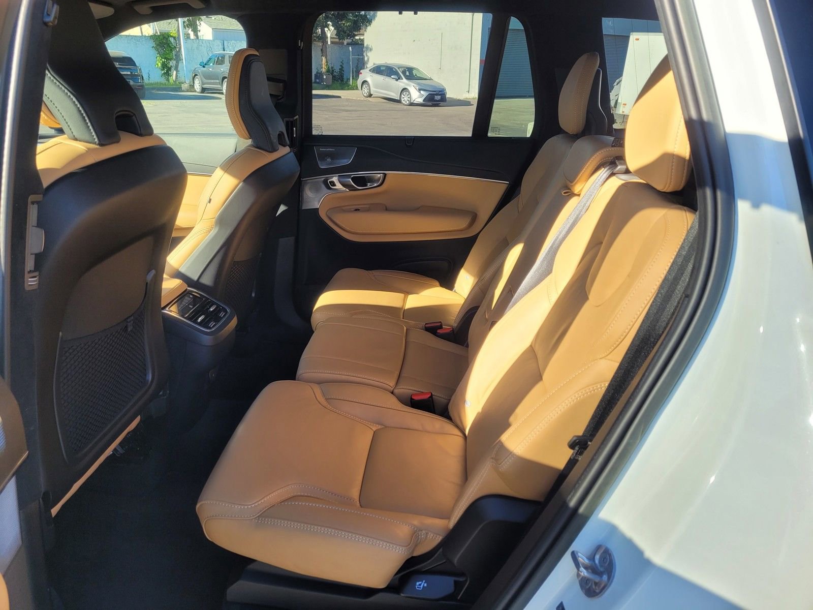 Certified 2023 Volvo XC90 B6 Ultimate w/ Lounge Package image 12