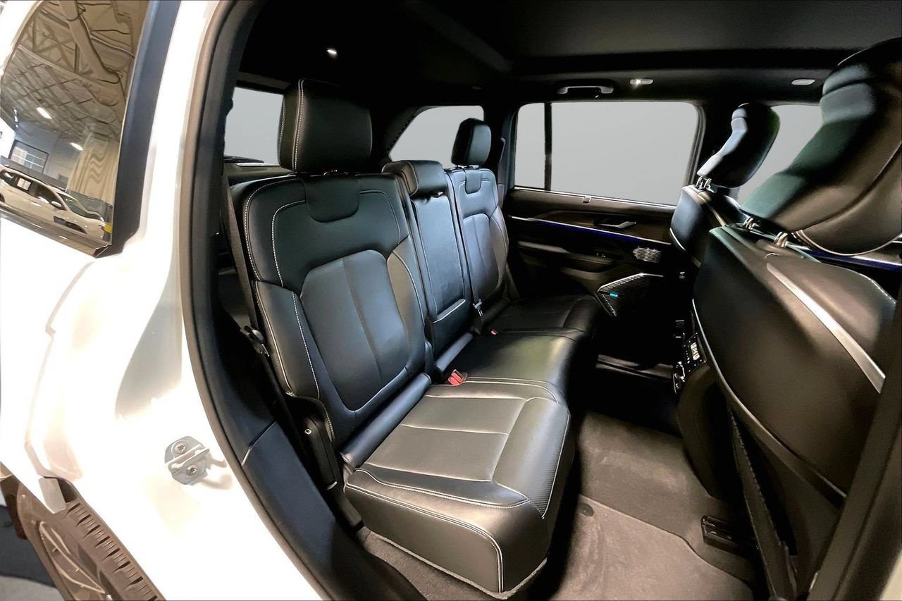Certified 2022 Jeep Grand Cherokee Overland w/ Luxury Tech Group IV AWD/4WD image 26