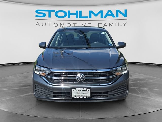 Certified 2023 Volkswagen Jetta SE w/ Panoramic Sunroof Package FWD image 2
